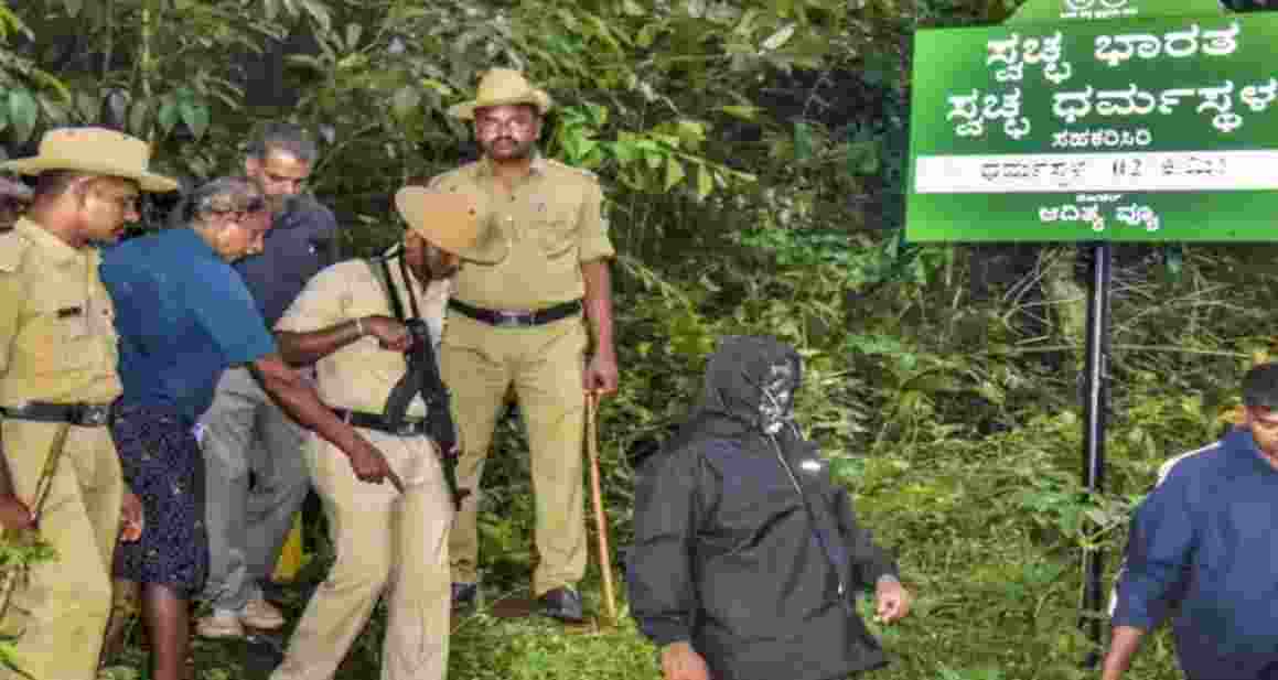 SIT conducts spot mahazar with complainant in Dharmasthala case SIT conducts spot mahazar with complainant in Dharmasthala case