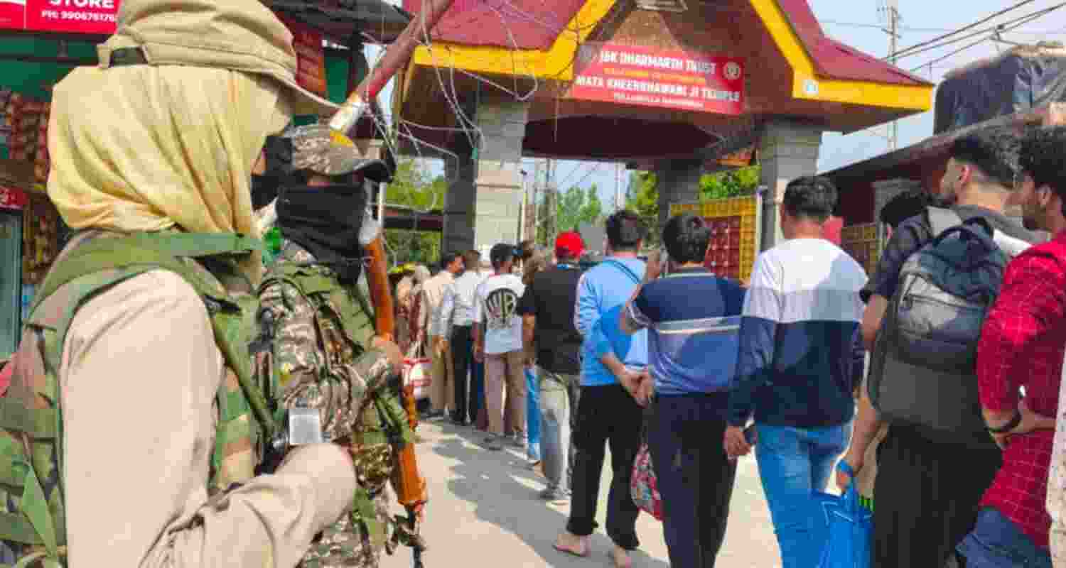 Massive turnout at Kheer Bhawani Temple as pilgrims offer prayers Massive turnout at Kheer Bhawani Temple as pilgrims offer prayers