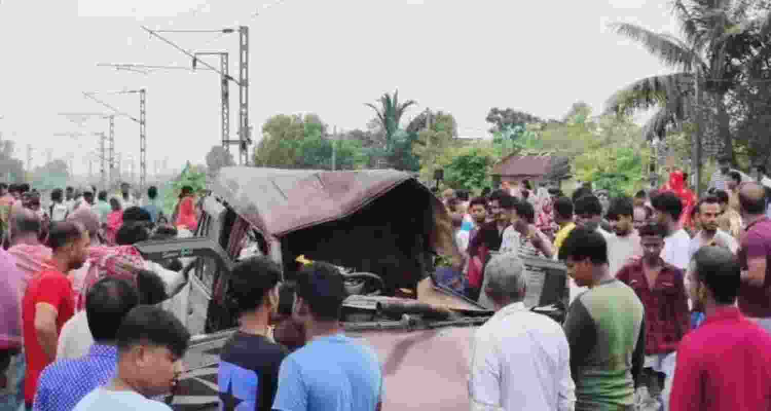 Five people, including three students, died after a train hit a school van in Murshidabad. Railways suspended the gateman and ordered a high-level probe.
Five people, including three students, died after a train hit a school van in Murshidabad. Railways suspended the gateman and ordered a high-level probe.