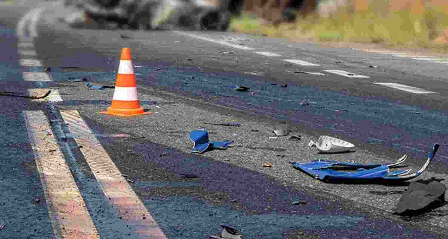 16 injured, including 10 cops, in MP road accident 16 injured, including 10 cops, in MP road accident