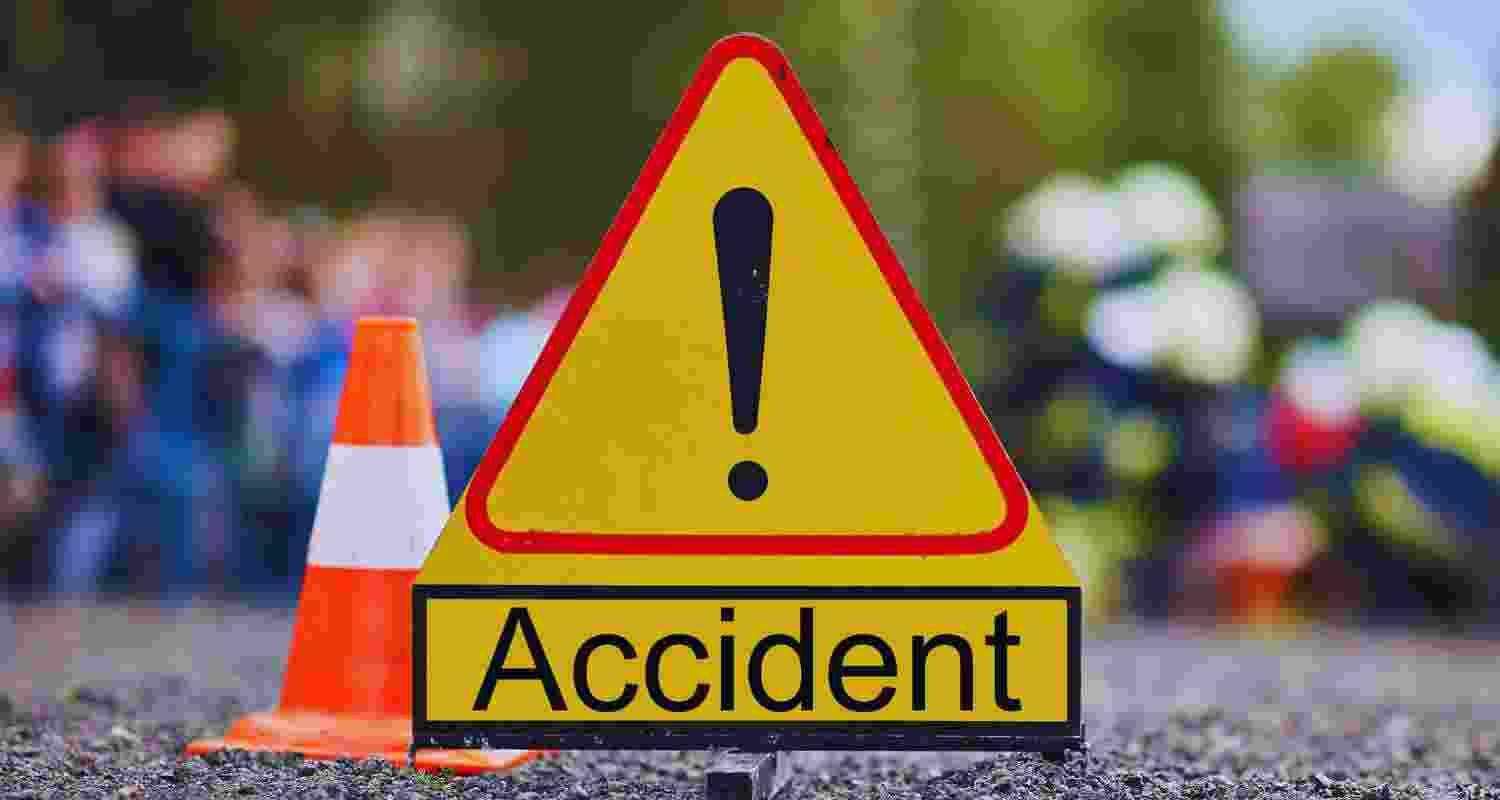 4 dead, 11 injured as mini bus collides with small truck in MP 4 dead, 11 injured as mini bus collides with small truck in MP
