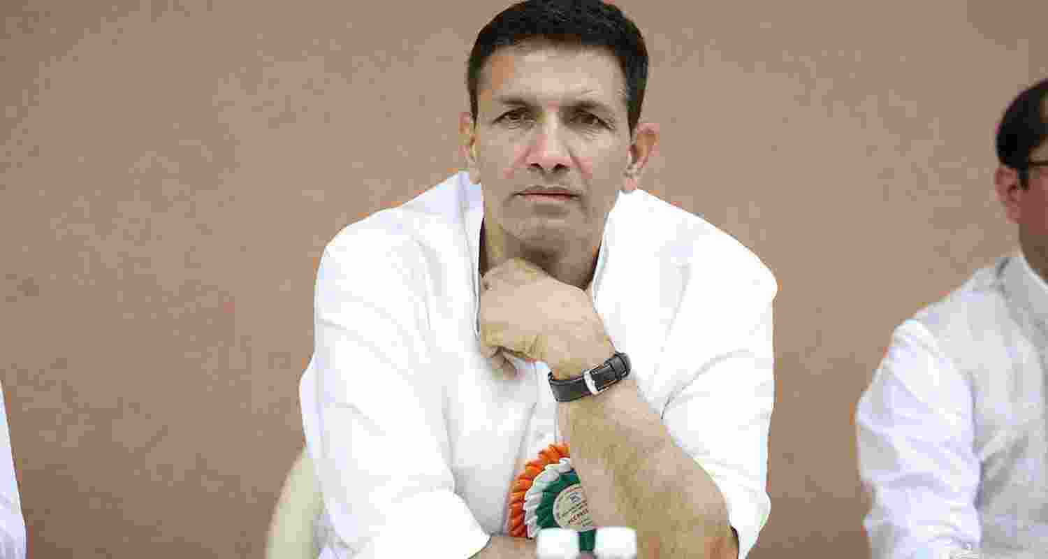 MP Congress Chief Jitu Patwari visited Ken-Betwa project protesters amid restrictions, backing tribals demanding compensation and rehab. MP Congress Chief Jitu Patwari visited Ken-Betwa project protesters amid restrictions, backing tribals demanding compensation and rehab.