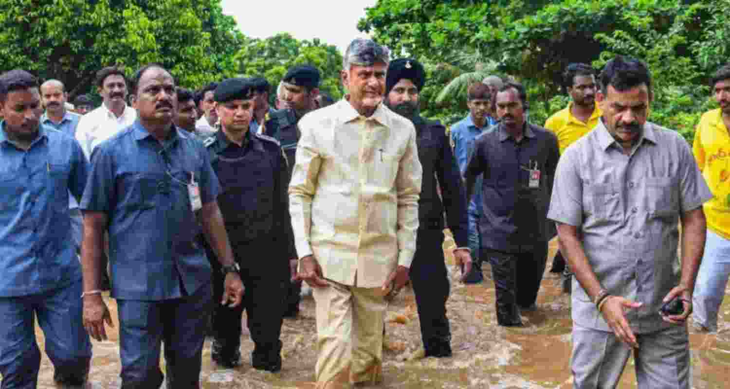 Naidu reviews situation as cyclone to hit Andhra on Oct 17
Naidu reviews situation as cyclone to hit Andhra on Oct 17