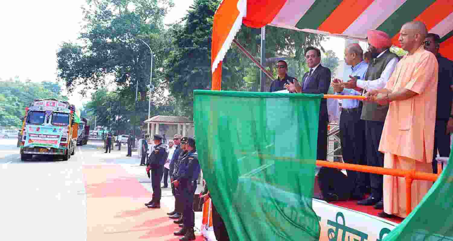 UP CM Yogi Adityanath sends 1,000 quintals of wheat seeds to flood-hit Punjab farmers. UP CM Yogi Adityanath sends 1,000 quintals of wheat seeds to flood-hit Punjab farmers.