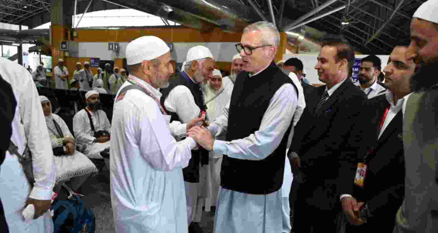 CM Omar flags off first batch of Haj Pilgrims from Srinagar CM Omar flags off first batch of Haj Pilgrims from Srinagar
