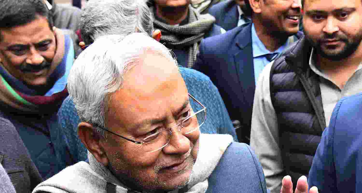 Bihar CM Nitish Kumar celebrates Makar Sankranti at Lalu's home. Bihar CM Nitish Kumar celebrates Makar Sankranti at Lalu's home.