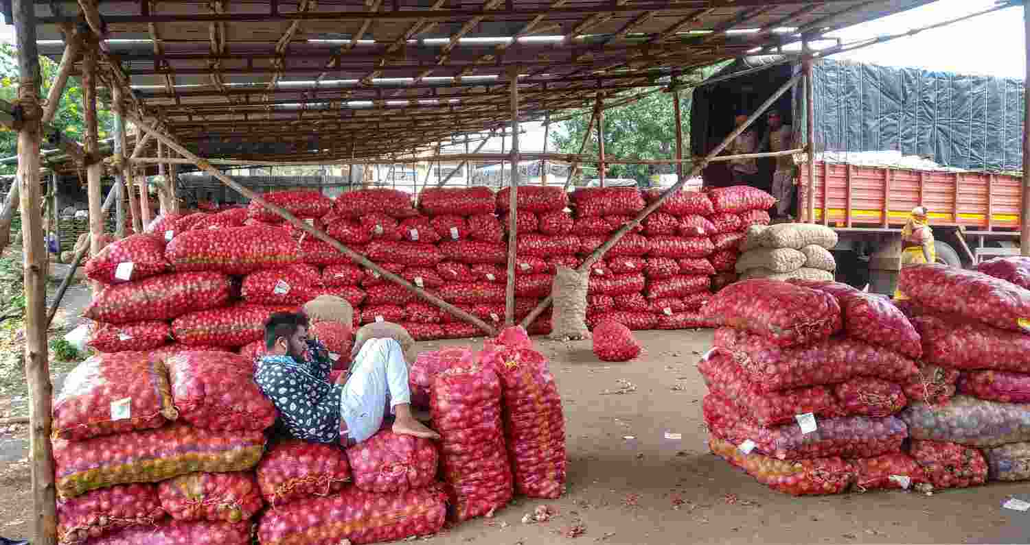 India allows export of 64,400 tonnes of onions to UAE, Bangladesh India allows export of 64,400 tonnes of onions to UAE, Bangladesh