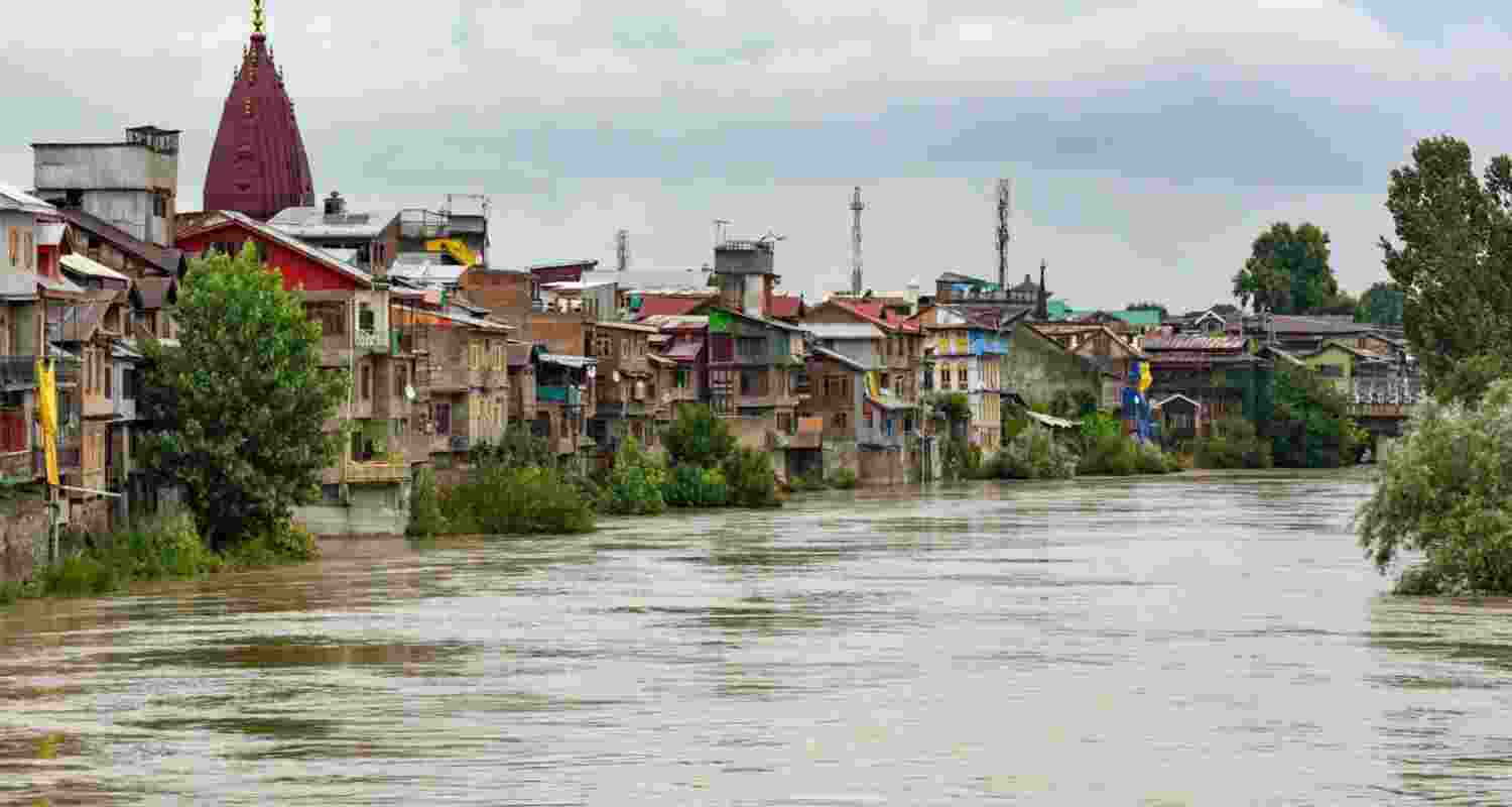 Overflowing Jhelum River as water level rises after heavy rain. Overflowing Jhelum River as water level rises after heavy rain.