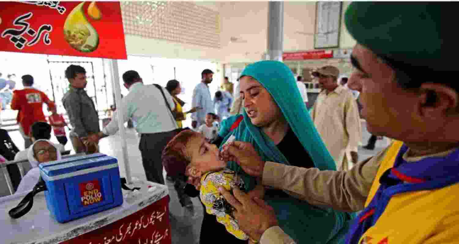 A polio vaccination camp in Pakistan. Image via UNICEF. A polio vaccination camp in Pakistan. Image via UNICEF.