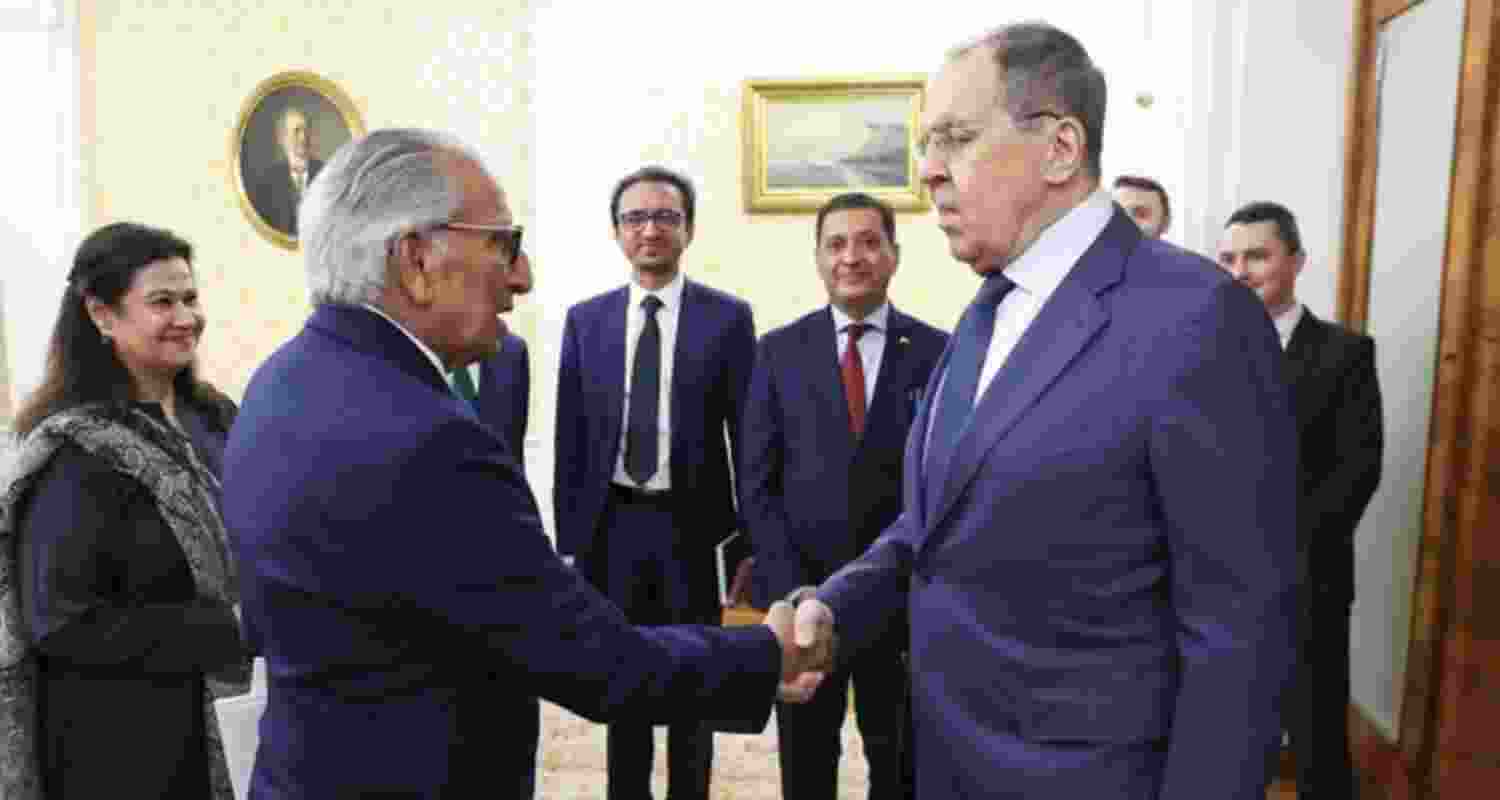 Pak delegation meets Lavrov; hands over letter for Putin Pak delegation meets Lavrov; hands over letter for Putin