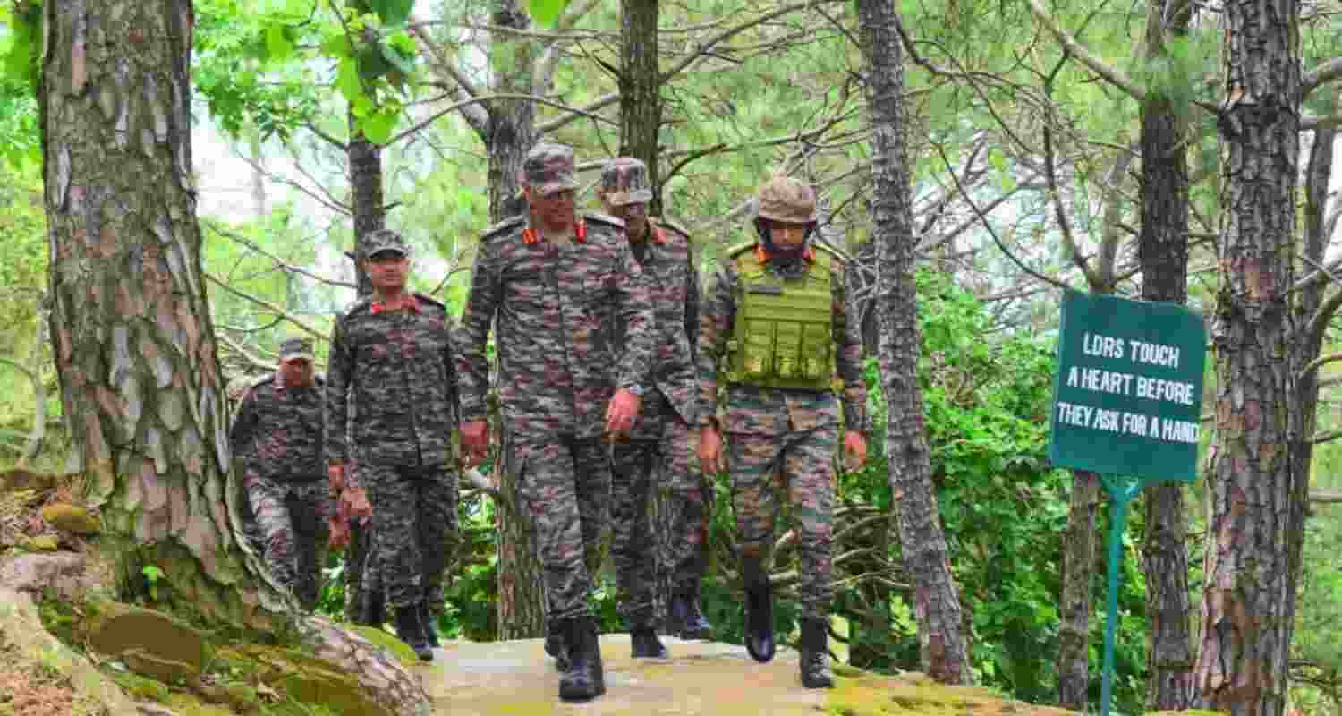 GOC White Knight Corps reviews security in forward areas GOC White Knight Corps reviews security in forward areas