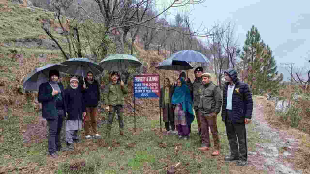 Via Akashvani News Jammu : #JammuAndKashmir Police seize immovable property of five exfiltrated terrorists in #Ramban district. The seized properties belonged to exfiltrated Hizbul Mujahideen terrorists.
Via Akashvani News Jammu : #JammuAndKashmir Police seize immovable property of five exfiltrated terrorists in #Ramban district. The seized properties belonged to exfiltrated Hizbul Mujahideen terrorists.