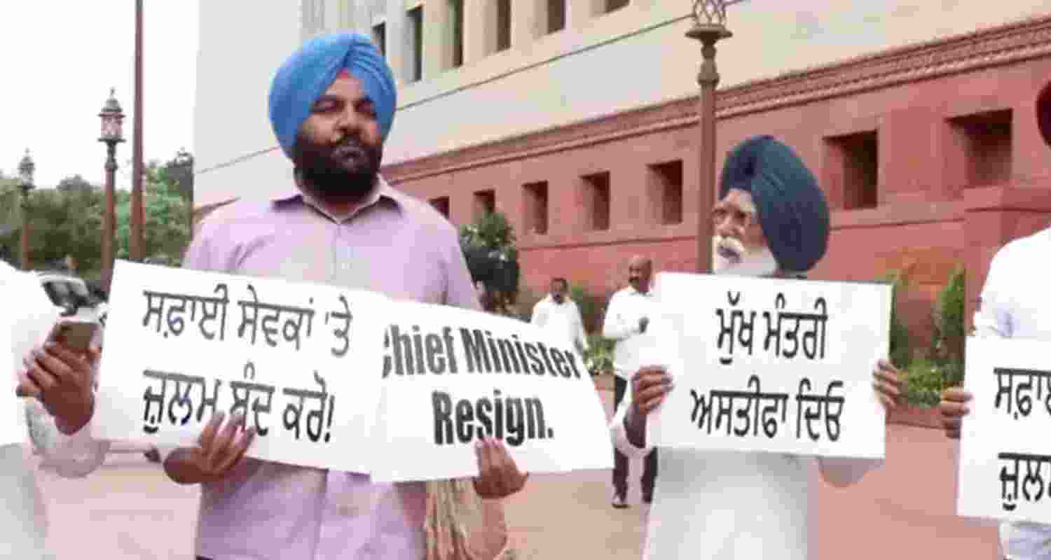 Punjab Congress MPs stage protest outside Parliament. Punjab Congress MPs stage protest outside Parliament.