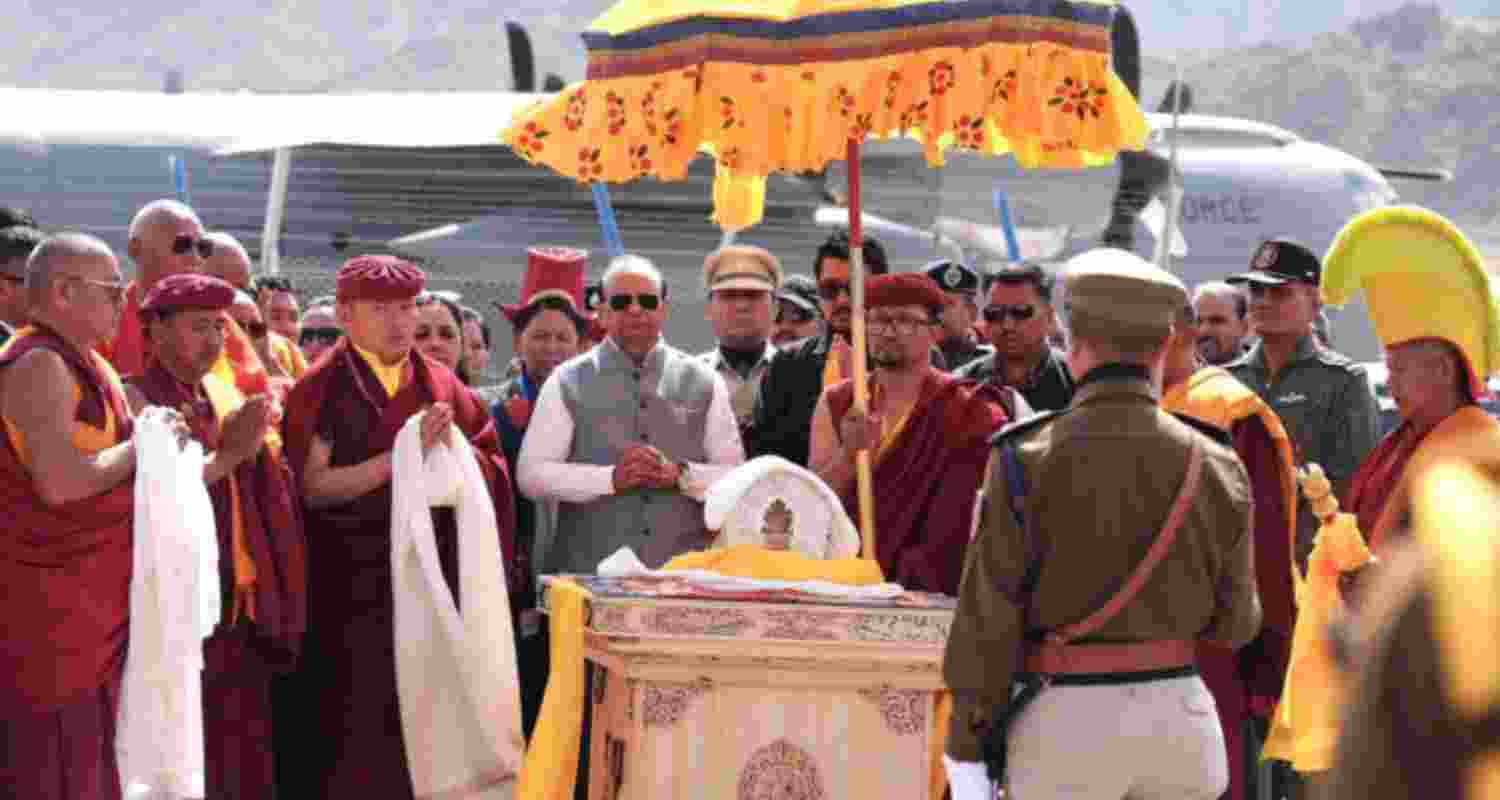 Buddha relics accorded emotional farewell in Leh after exposition Buddha relics accorded emotional farewell in Leh after exposition