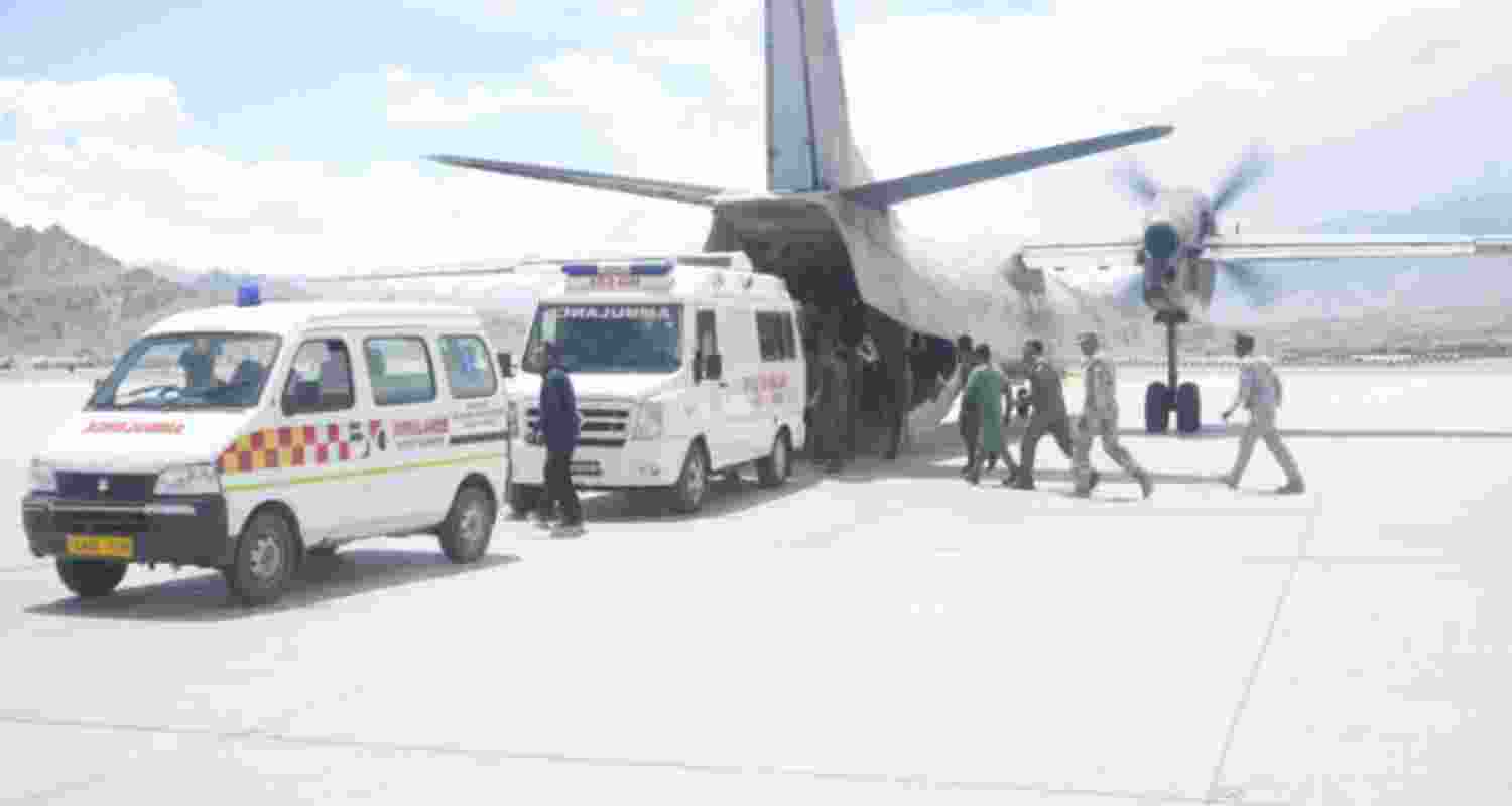 3 army personnel among 5 critically ill airlifted from Ladakh 3 army personnel among 5 critically ill airlifted from Ladakh