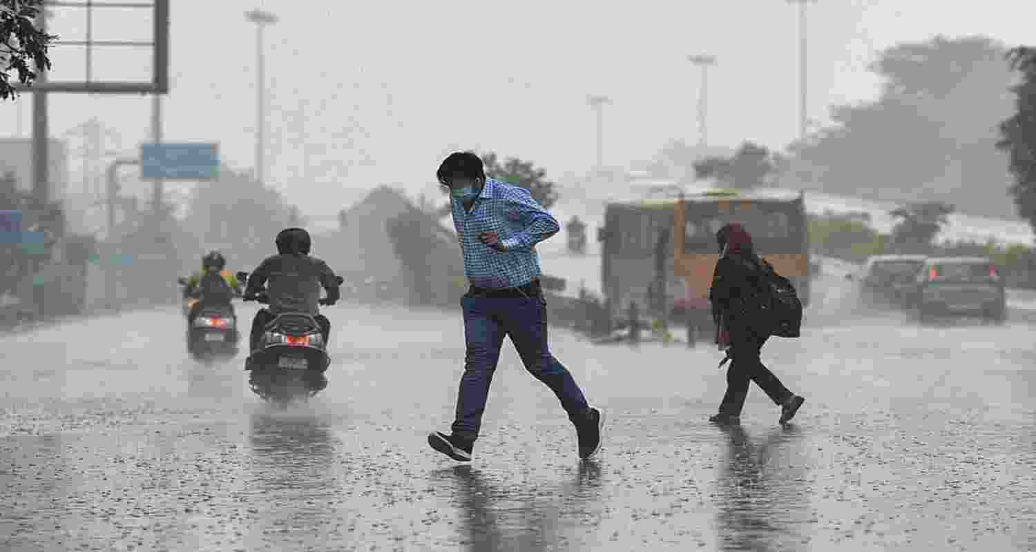 Rains bring relief in Delhi from heat, temperature plummets Rains bring relief in Delhi from heat, temperature plummets