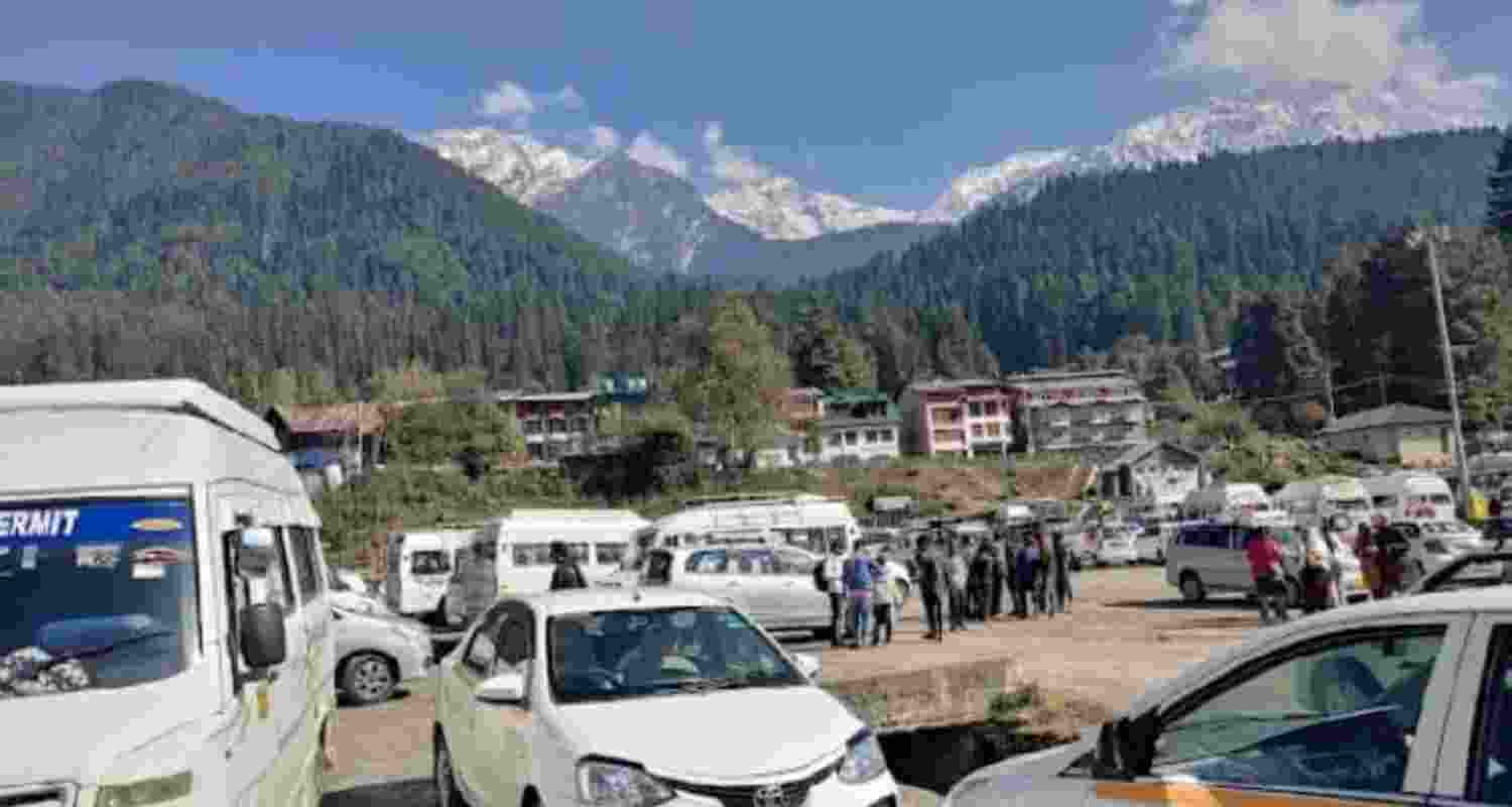 Odd-Even rule enforced for vehicles in Gulmarg amid tourist rush Odd-Even rule enforced for vehicles in Gulmarg amid tourist rush