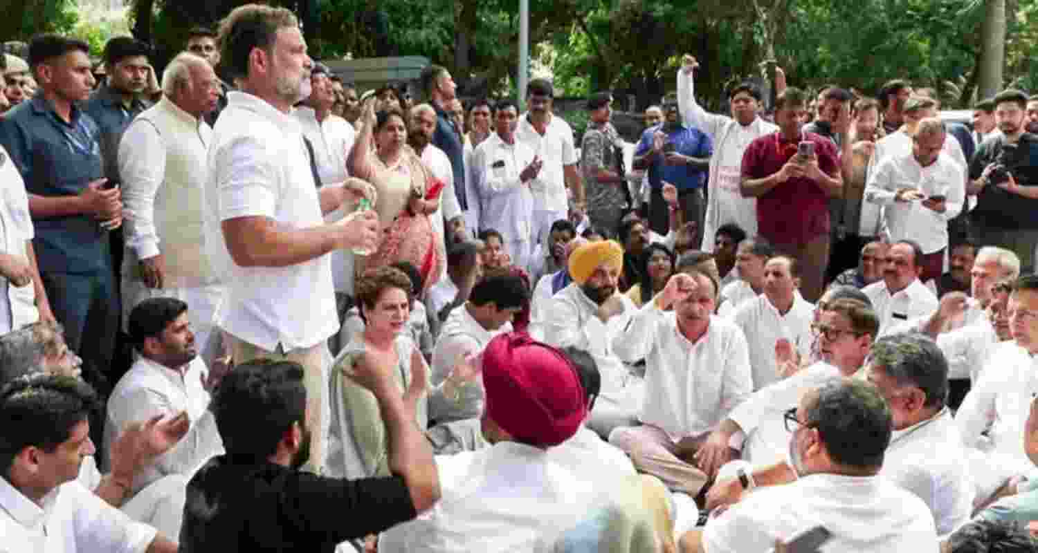 Rahul, Priyanka stage sit in protest outside PM's residence Rahul, Priyanka stage sit in protest outside PM's residence
