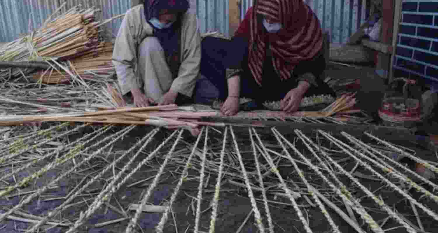 PM Modi praises artisans for revival of Kashmiri mat 'Wagu' PM Modi praises artisans for revival of Kashmiri mat 'Wagu'