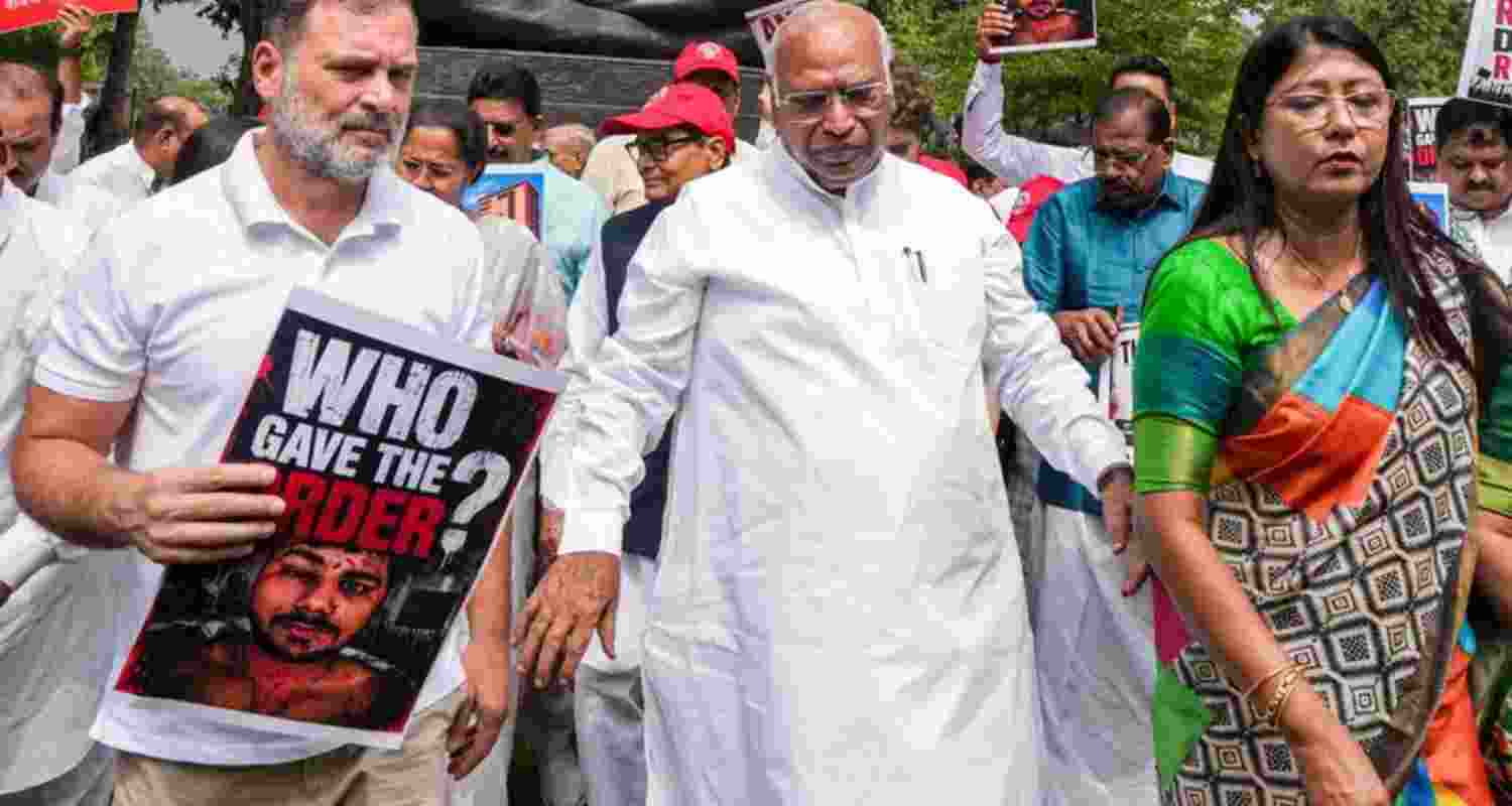 Parliament deadlock: Rijiju meets Rahul, Oppn protest continues Parliament deadlock: Rijiju meets Rahul, Oppn protest continues