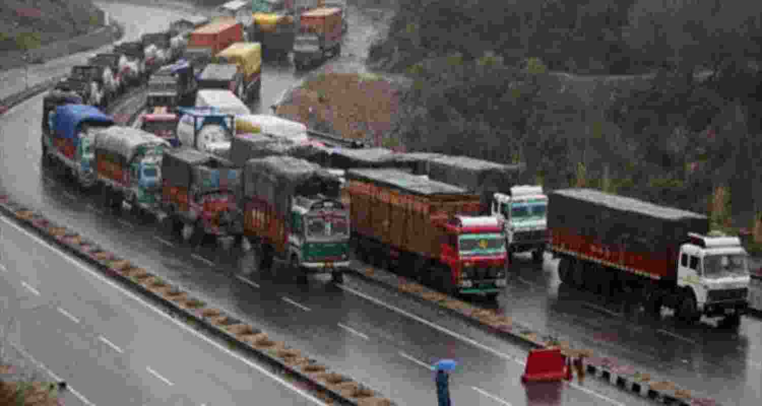 Landslide disrupts traffic on Jammu-Srinagar NH at several points Landslide disrupts traffic on Jammu-Srinagar NH at several points