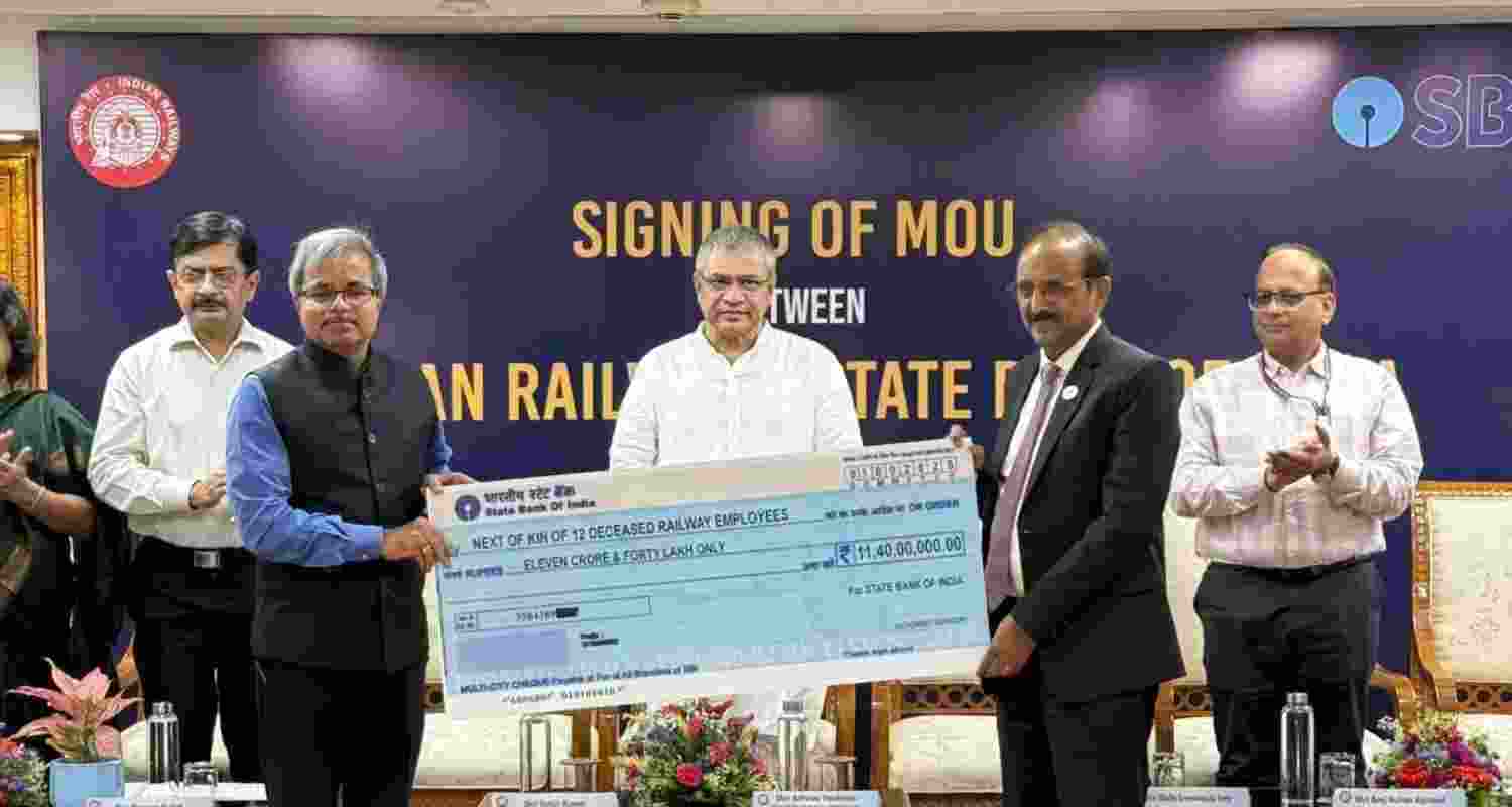 Indian Railways and SBI sign MoU to offer enhanced insurance benefits to railway staff, in the presence of Minister Ashwini Vaishnaw. Indian Railways and SBI sign MoU to offer enhanced insurance benefits to railway staff, in the presence of Minister Ashwini Vaishnaw.