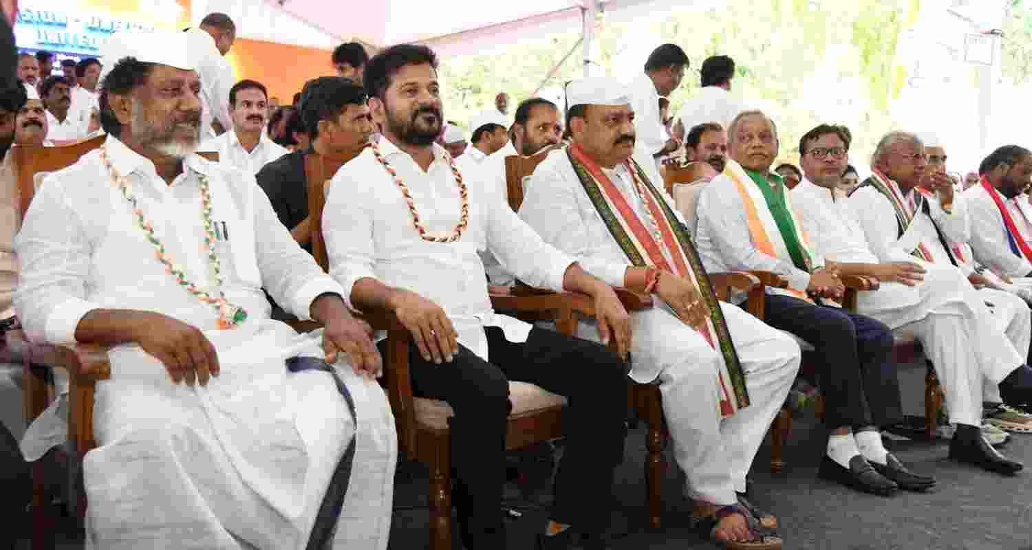 Revanth leads dharna at Jantar Mantar for BC quota in T'gana Revanth leads dharna at Jantar Mantar for BC quota in T'gana