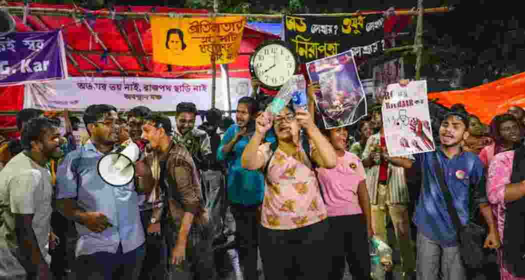 Junior doctors in West Bengal began their fast unto death protest against state government. Junior doctors in West Bengal began their fast unto death protest against state government.