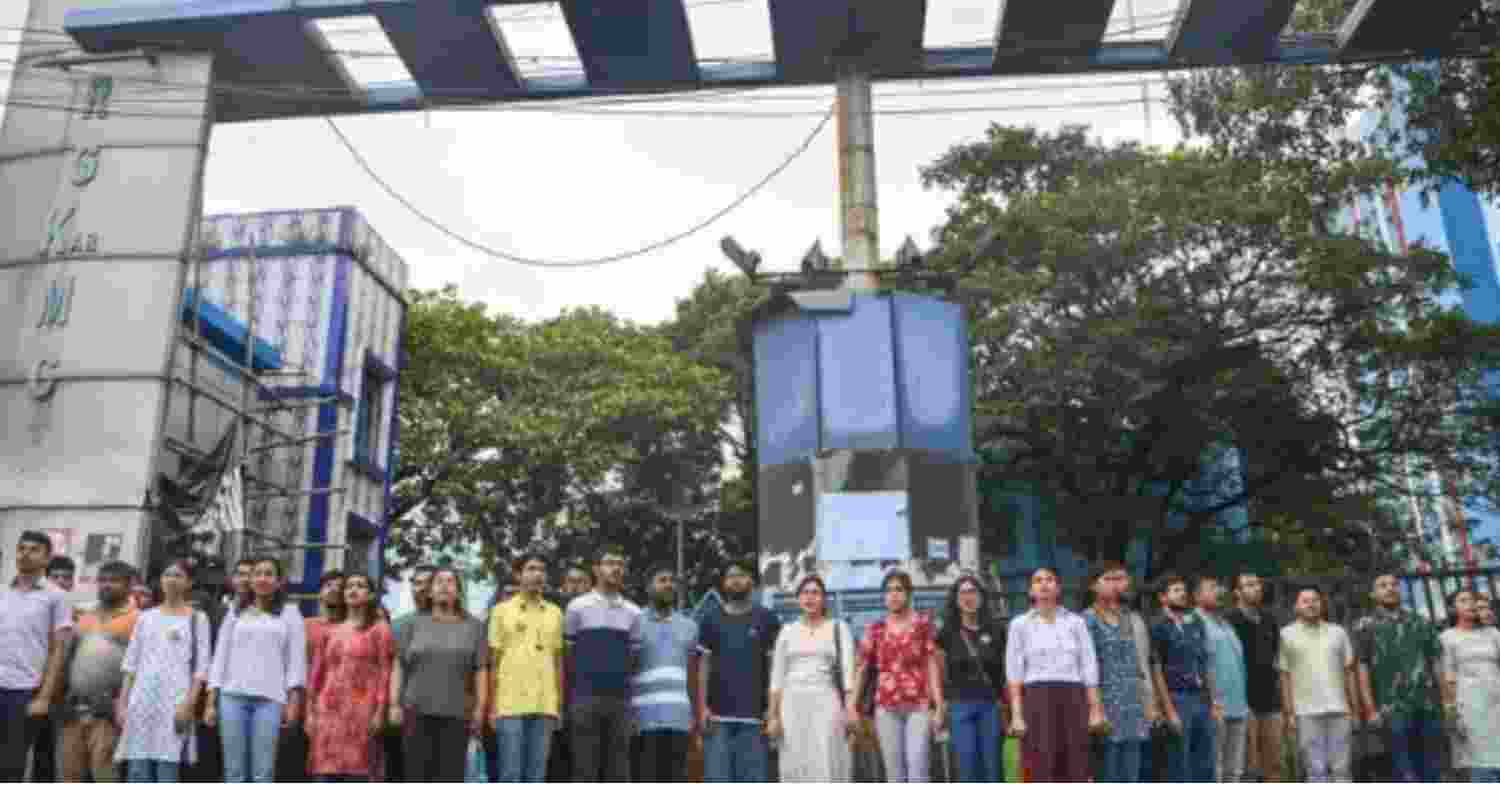 WB: Medics stir over RG Kar continues despite SC direction
WB: Medics stir over RG Kar continues despite SC direction