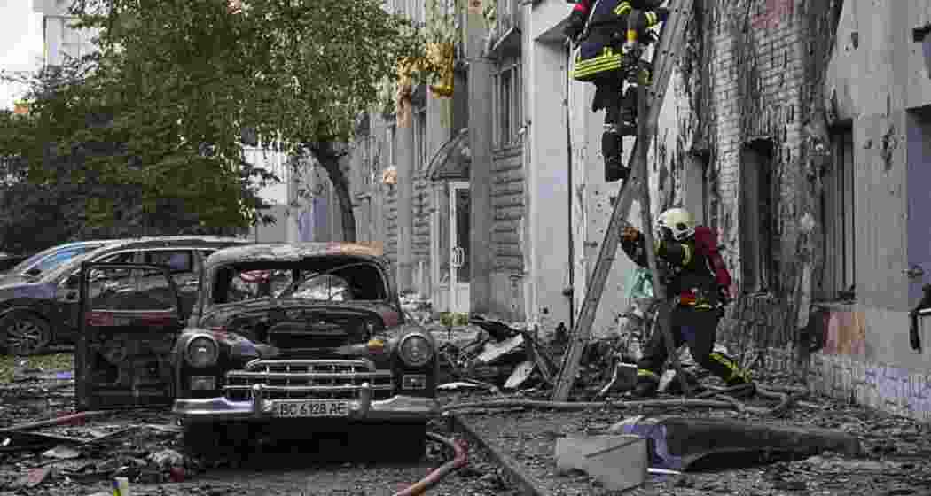 Ukrainian firefighters in action following Russia’s midnight drone strike in Kyiv. At least five locations were hit as Putin announced new offensives in Sumy and Odessa regions. Ukrainian firefighters in action following Russia’s midnight drone strike in Kyiv. At least five locations were hit as Putin announced new offensives in Sumy and Odessa regions.