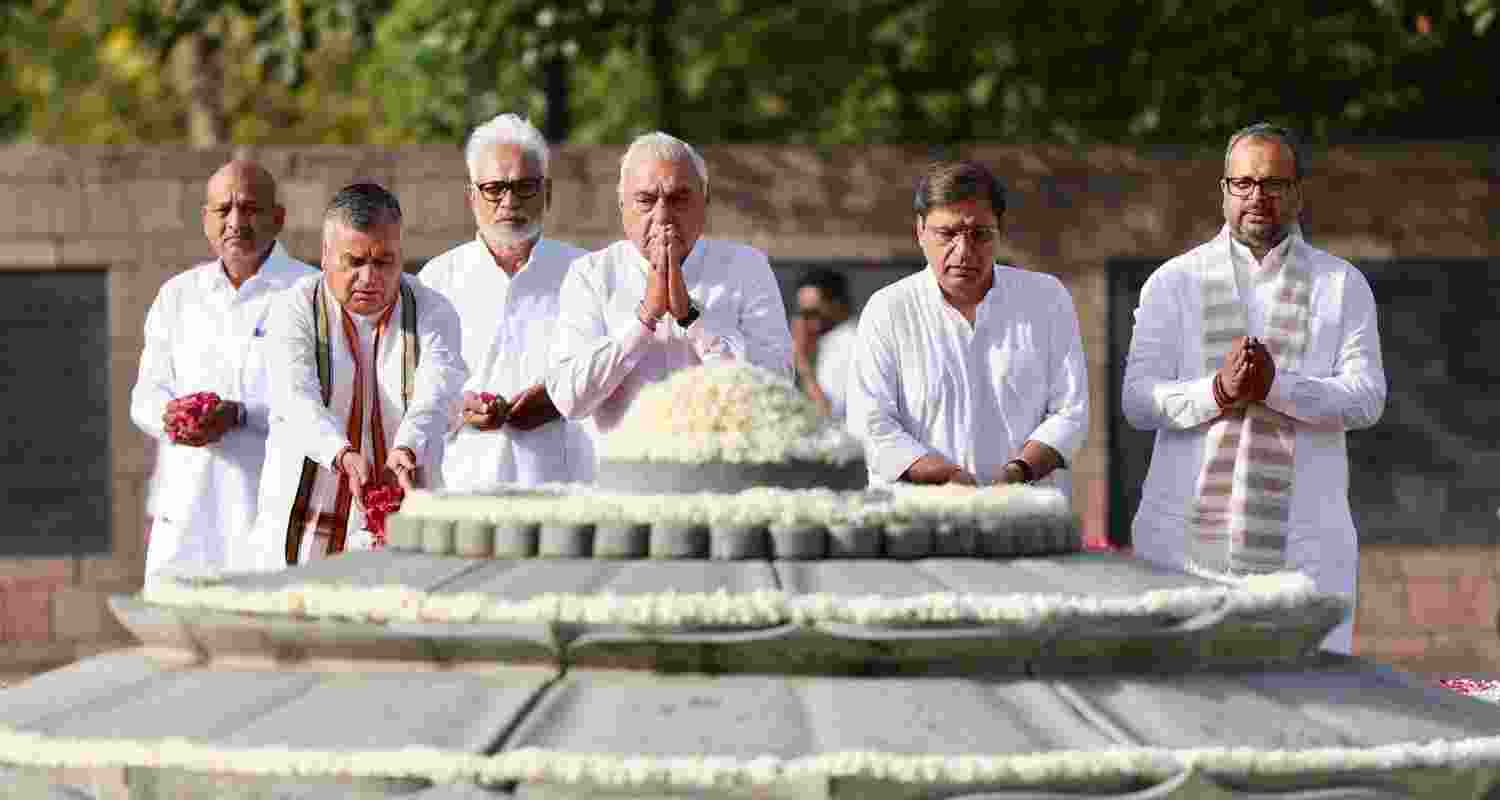 Senior Congress leader Bhupinder Singh Hooda paid floral tribute at Vir Bhumi, Delhi, remembering former Prime Minister Rajiv Gandhi on his death anniversary. Senior Congress leader Bhupinder Singh Hooda paid floral tribute at Vir Bhumi, Delhi, remembering former Prime Minister Rajiv Gandhi on his death anniversary.