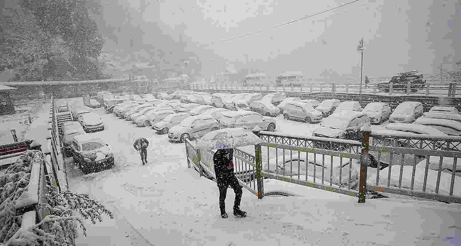 Shimla was wrapped in a thin blanket of snow on Thursday Kufri and Fagu was entirely covered in snow tribal areas of Himachal Pradesh 165 roads remain blocked in tribal districts of Kinnaur and Lahaul and Spiti Chidgaon in Shimla district recorded 75-cm snow Shimla was wrapped in a thin blanket of snow on Thursday Kufri and Fagu was entirely covered in snow tribal areas of Himachal Pradesh 165 roads remain blocked in tribal districts of Kinnaur and Lahaul and Spiti Chidgaon in Shimla district recorded 75-cm snow