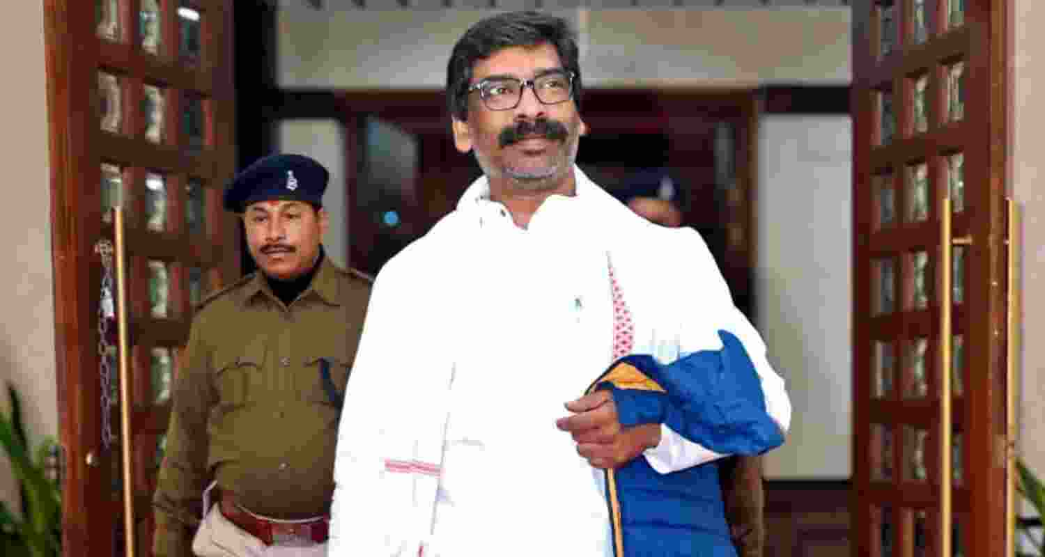 Former Jharkhand Chief Minister Hemant Soren going to court. Former Jharkhand Chief Minister Hemant Soren going to court.