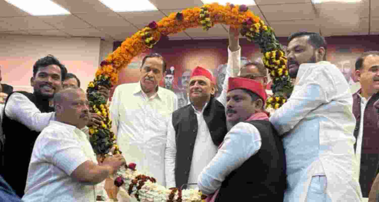 Senior political leader Naseemuddin Siddiqui was inducted into the party in the presence of SP chief Akhilesh Yadav, along with hundreds of his supporters. Senior political leader Naseemuddin Siddiqui was inducted into the party in the presence of SP chief Akhilesh Yadav, along with hundreds of his supporters.