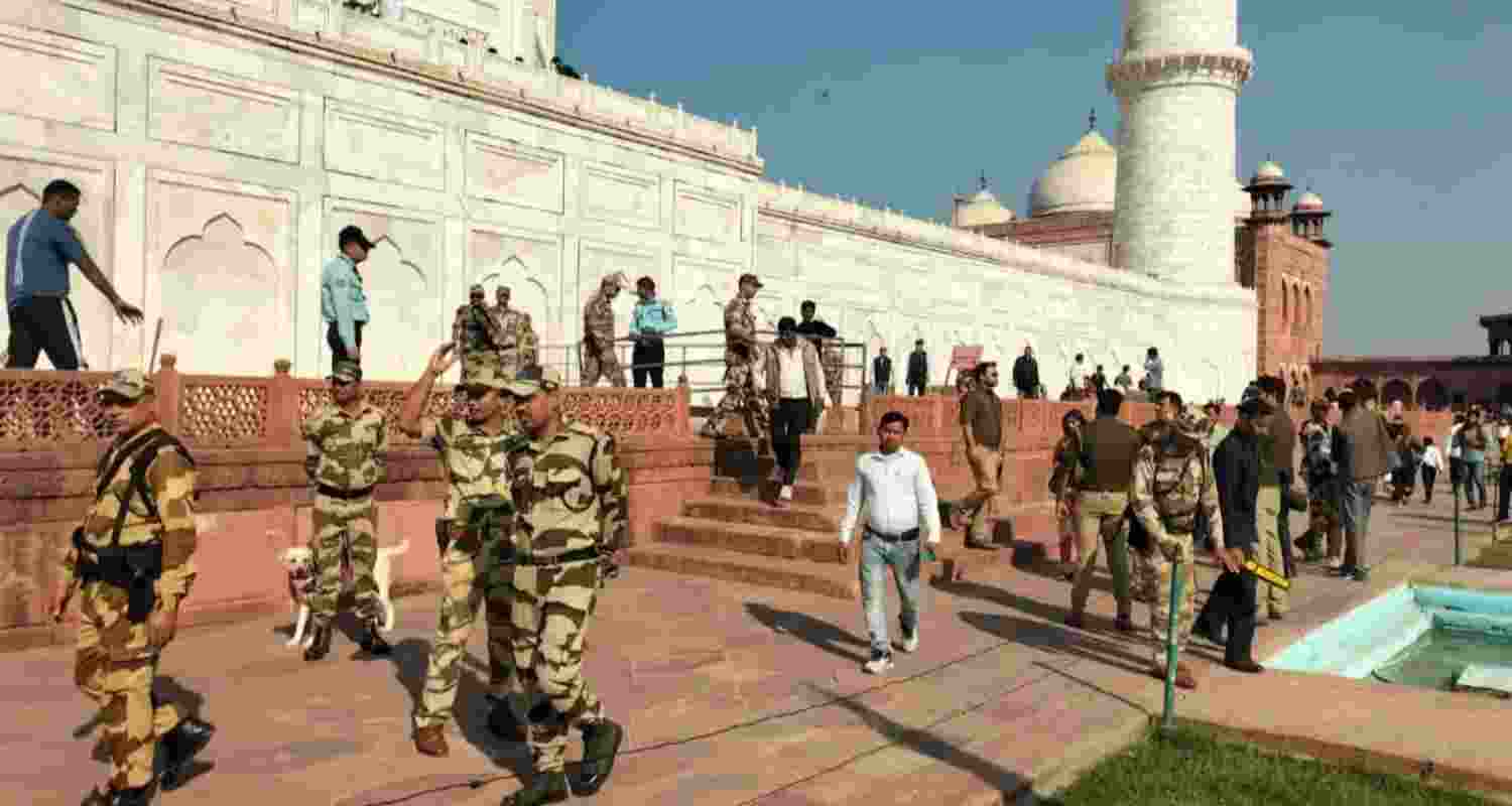 Taj Mahal bomb threat turns out to be hoax
Taj Mahal bomb threat turns out to be hoax