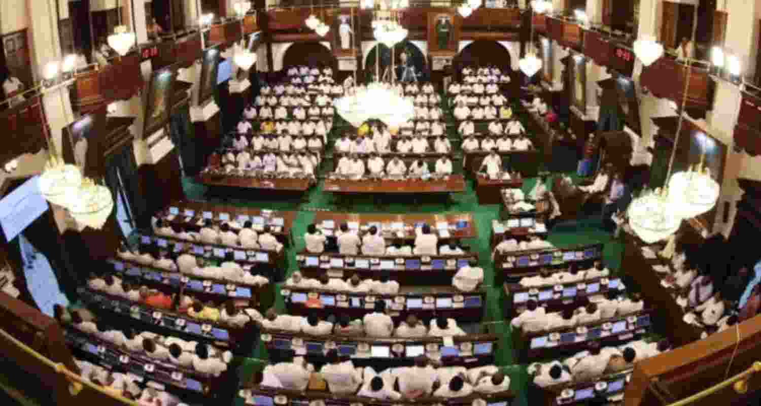 Anthem row: Guv leaves Tamil Nadu Assembly in protest Anthem row: Guv leaves Tamil Nadu Assembly in protest