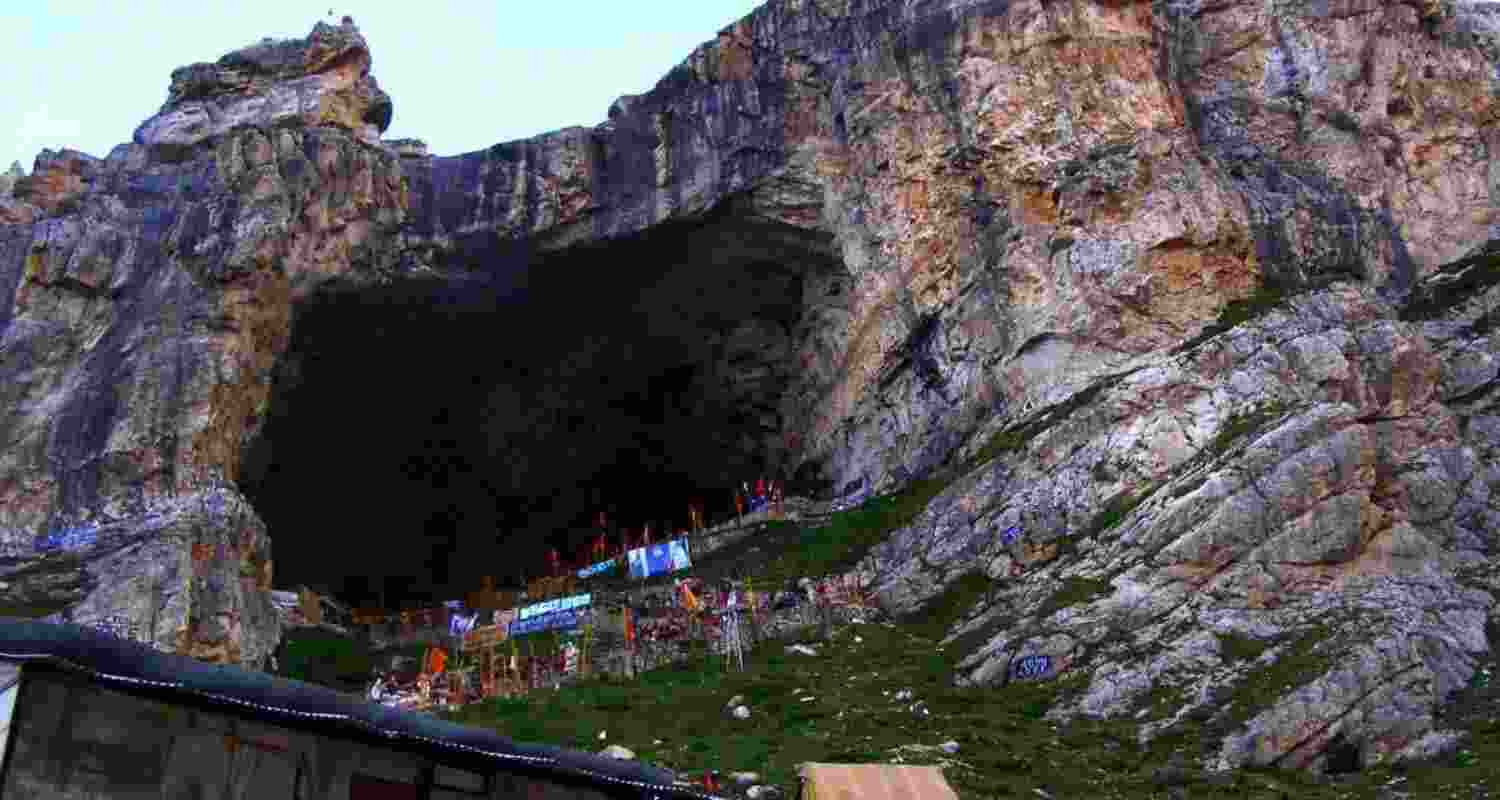 The number of pilgrims who have paid obeisance at the holy Amarnath cave shrine in South Kashmir crossed over the 4 lakh mark on Thursday. The number of pilgrims who have paid obeisance at the holy Amarnath cave shrine in South Kashmir crossed over the 4 lakh mark on Thursday.