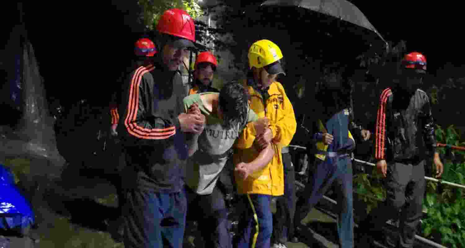 The Uttarakhand SDRF conducts a night rescue operation after a youth fell into a gorge near Gaurikund on the Kedarnath route. The Uttarakhand SDRF conducts a night rescue operation after a youth fell into a gorge near Gaurikund on the Kedarnath route.