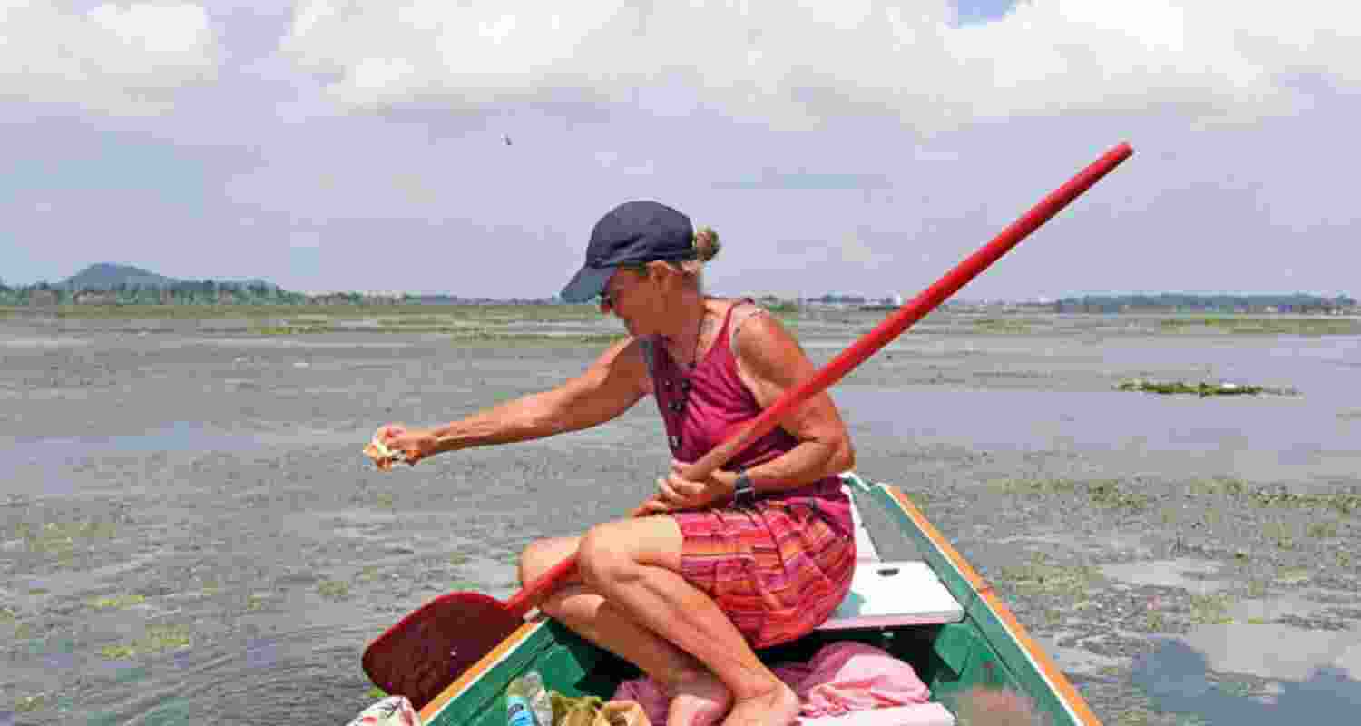 This 69-year-old woman has been quietly cleaning the lake of plastic for 5 years. This 69-year-old woman has been quietly cleaning the lake of plastic for 5 years.