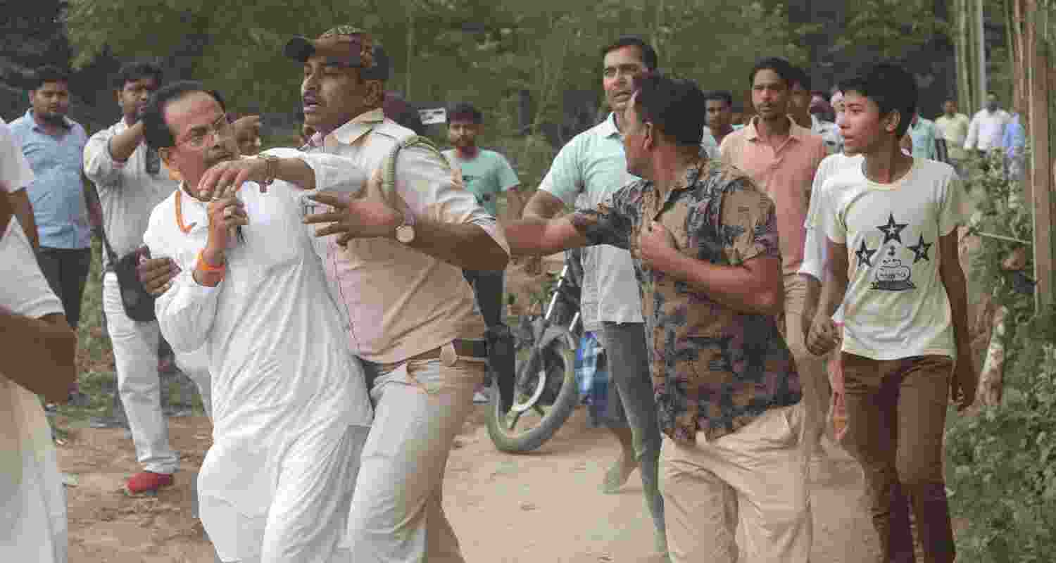 Violence marks Bengal Phase 1 polls; BJP candidate Subhendu Sarkar attacked in Kumarganj, EC seeks report as turnout crosses 41 pc. Violence marks Bengal Phase 1 polls; BJP candidate Subhendu Sarkar attacked in Kumarganj, EC seeks report as turnout crosses 41 pc.