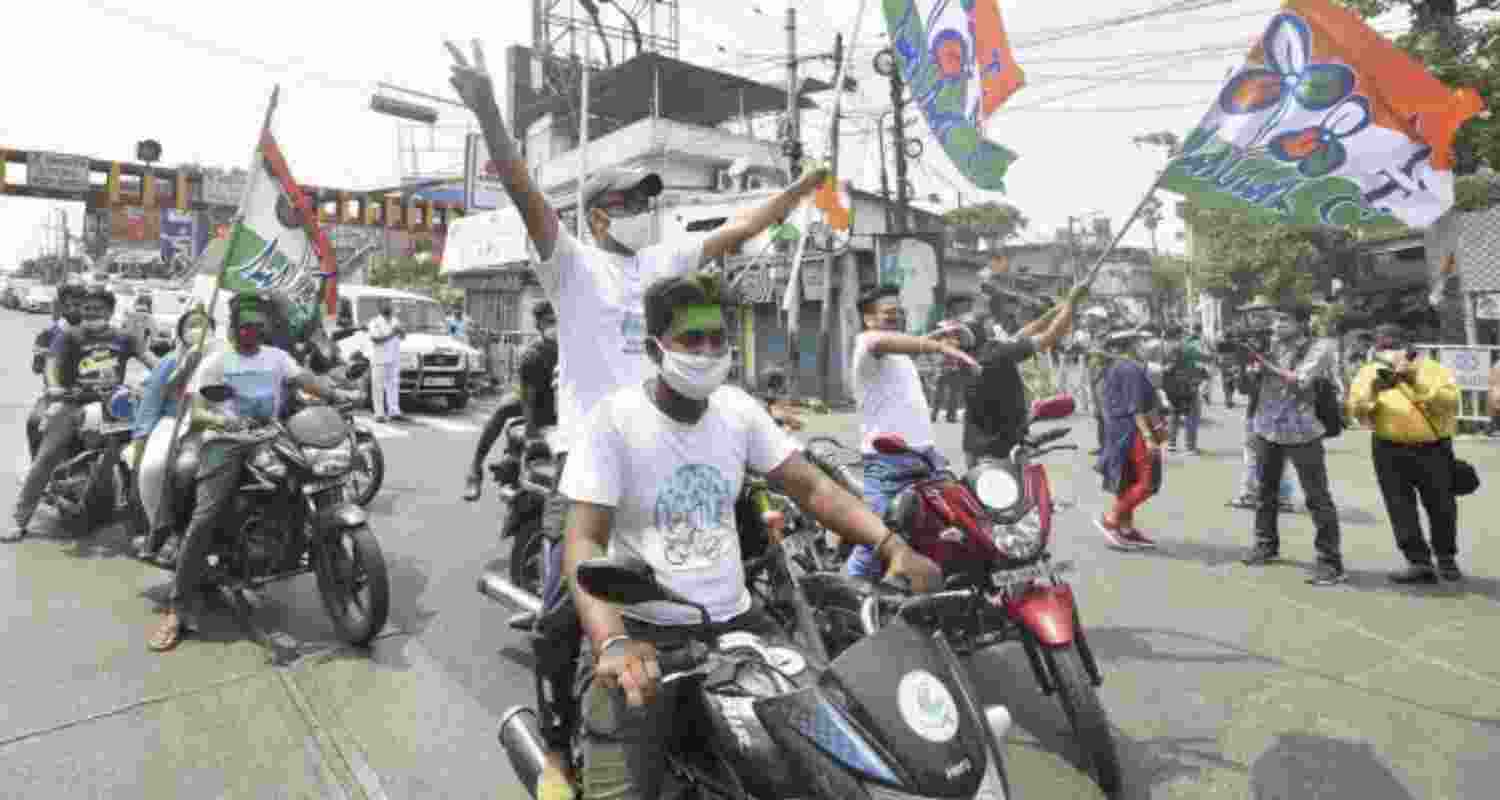 Bengal: TMC MP urges workers to mobilise voters during by-poll
Bengal: TMC MP urges workers to mobilise voters during by-poll