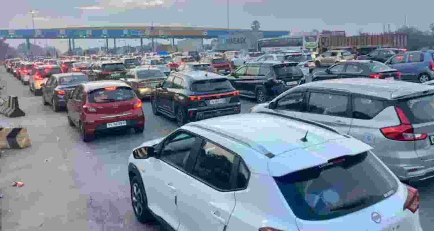 Hyderabad-Vijayawada NH traffic snarl enters Day 4 Hyderabad-Vijayawada NH traffic snarl enters Day 4