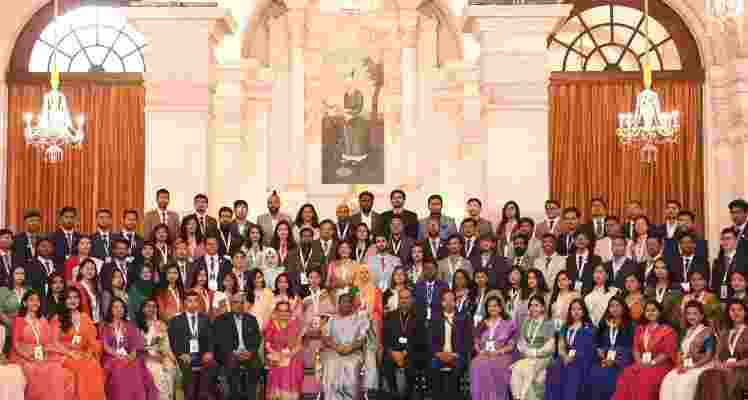 President Murmu with Bangladesh's youth delegation at Rashtrapati Bhavan. President Murmu with Bangladesh's youth delegation at Rashtrapati Bhavan.