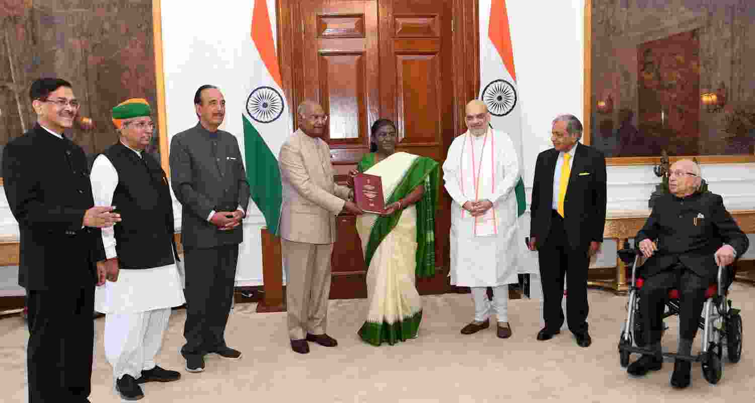 Former President of India Ram Nath Kovind Submits the One Nation One Election Report to President Droupadi Murmu. Former President of India Ram Nath Kovind Submits the One Nation One Election Report to President Droupadi Murmu.