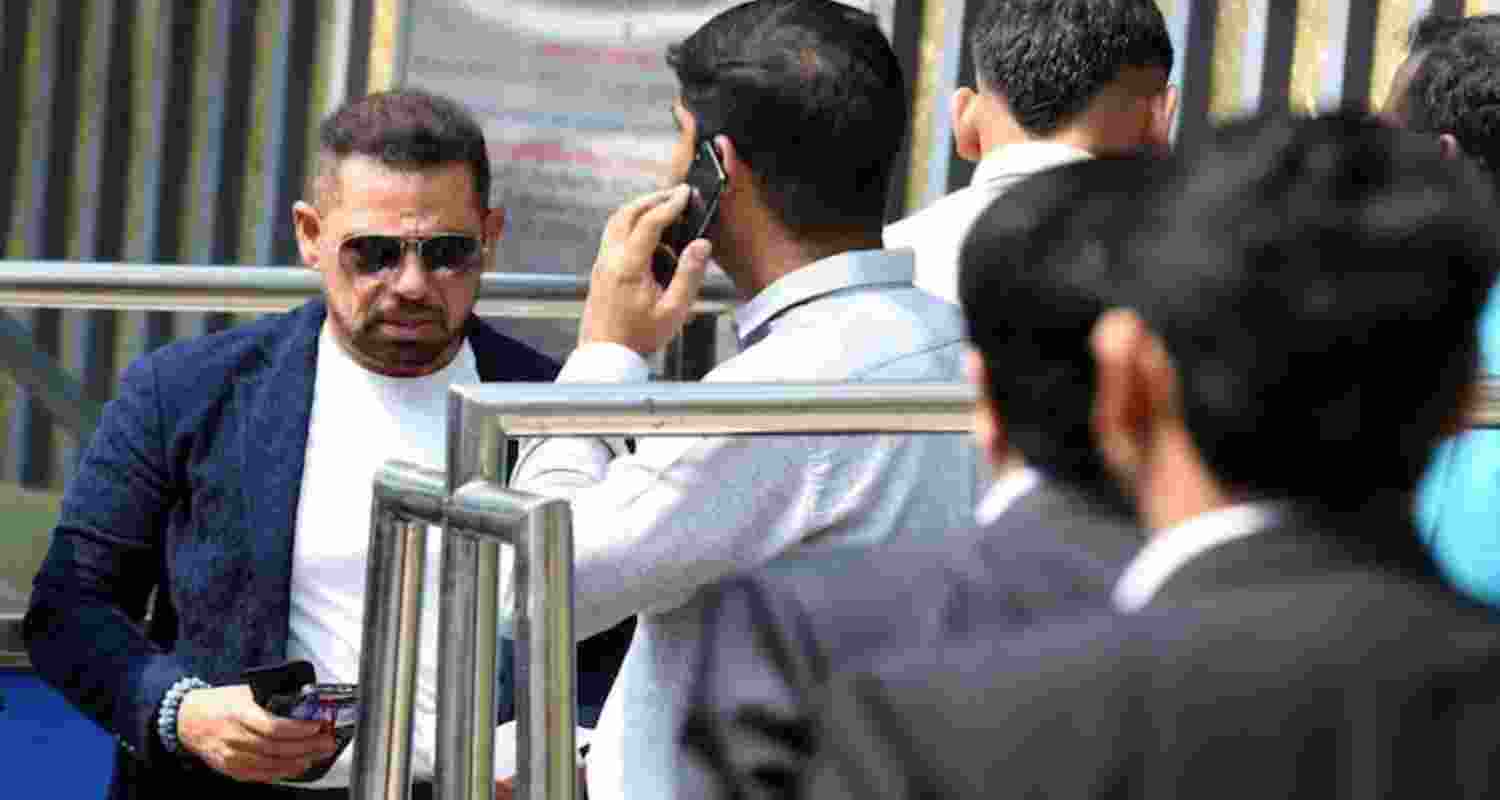 Robert Vadra faces ED questioning for over 6 Hours over Haryana land deal. Robert Vadra faces ED questioning for over 6 Hours over Haryana land deal.
