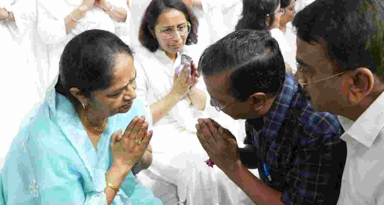 Former Chief Minister Vijay Rupani cremated with 21-gun salute in Rajkot. Former Chief Minister Vijay Rupani cremated with 21-gun salute in Rajkot.