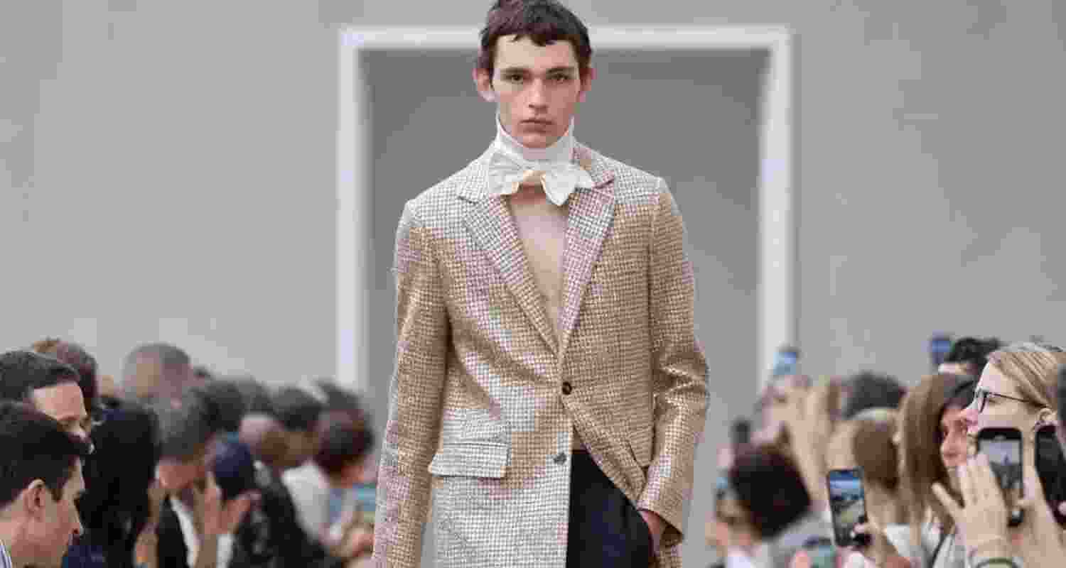 Christian Dior's USD200K coat that features the famous Indian embroidery style, 'mukaish' Christian Dior's USD200K coat that features the famous Indian embroidery style, 'mukaish'