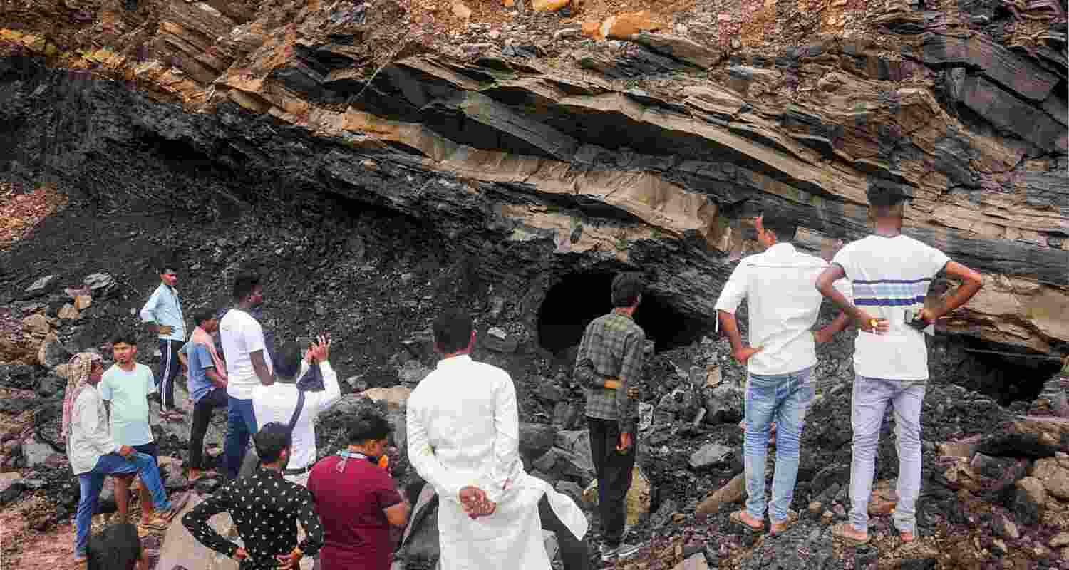 4 killed, 6 injured in illegal mine collapse in Jharkhand. 4 killed, 6 injured in illegal mine collapse in Jharkhand.