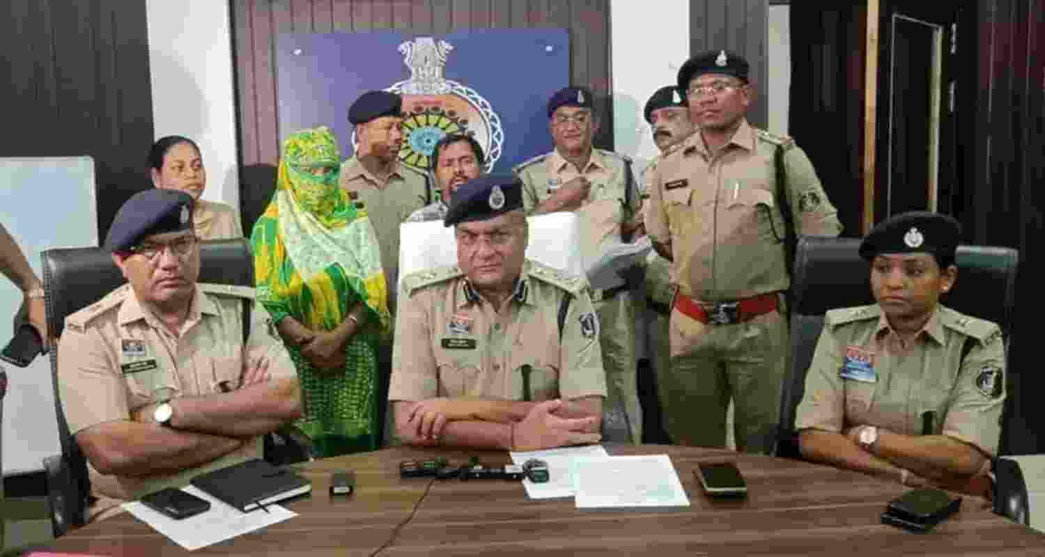 Bangladeshi Couple faked Indian ID to stay in Chhattisgarh. Bangladeshi Couple faked Indian ID to stay in Chhattisgarh.