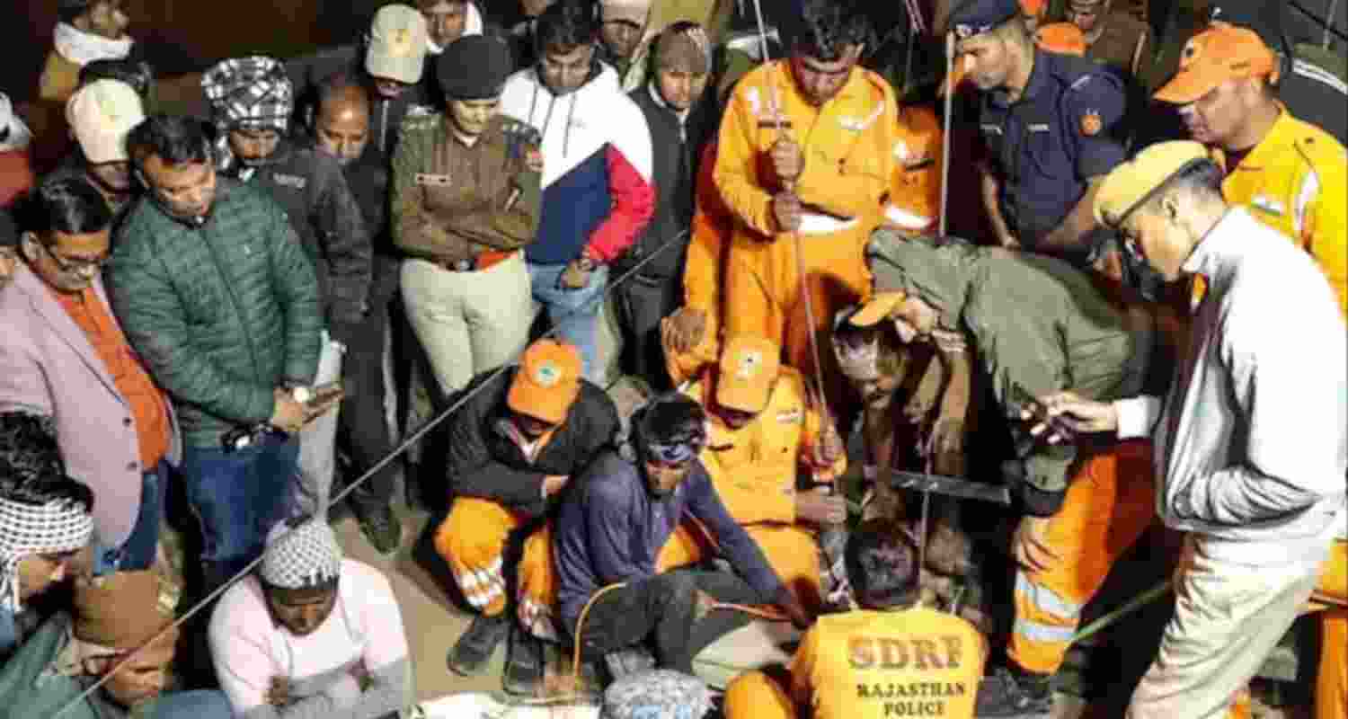 5-yr-old trapped in borewell for 55 hrs dies after rescue in Rajasthan 5-yr-old trapped in borewell for 55 hrs dies after rescue in Rajasthan